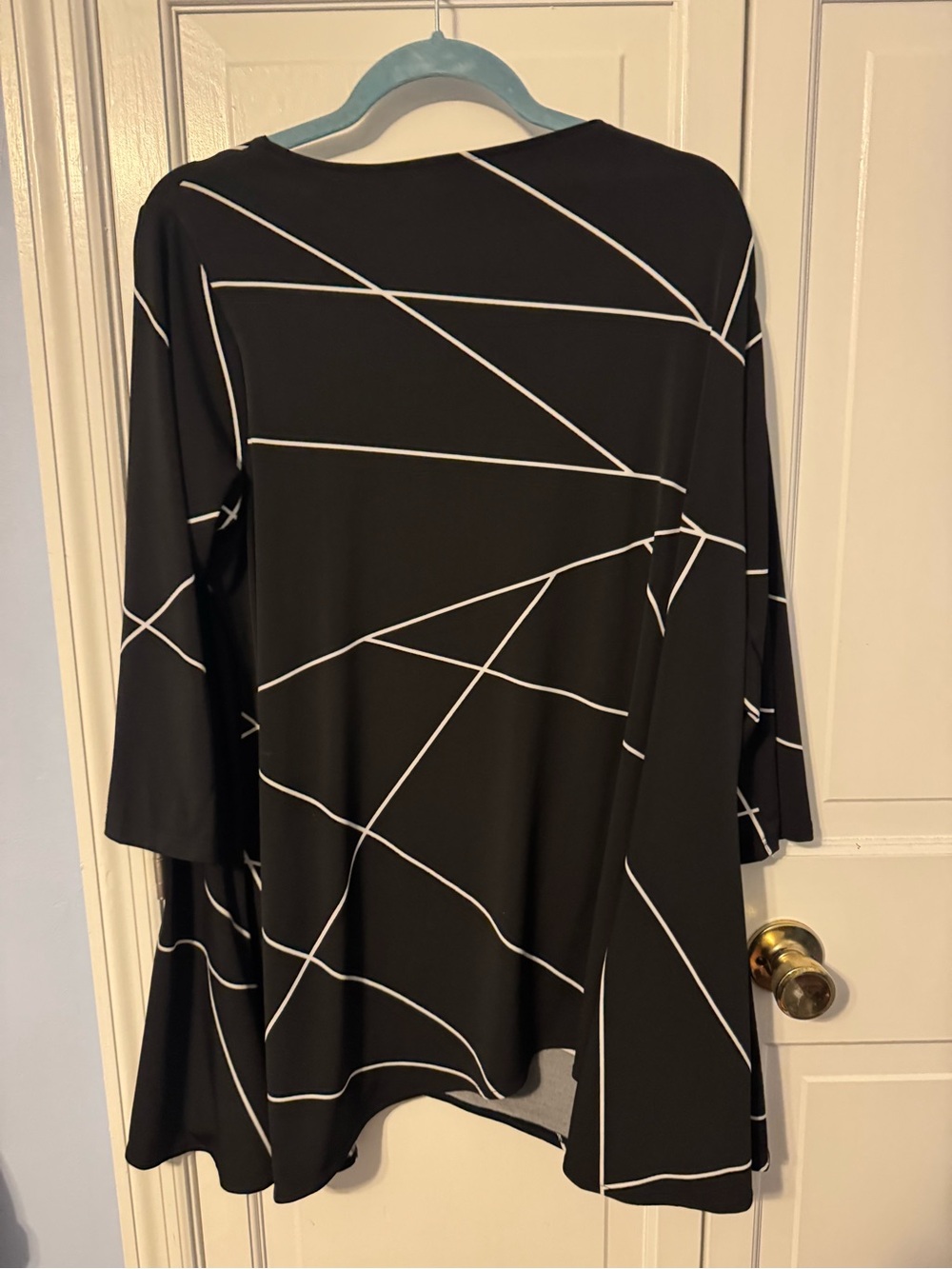Like New Alfani Black & White Geometric Asymmetrical Line Print Top โ 1X - Picture 7 of 11